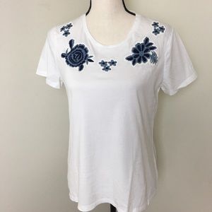 BR flower appliqué short sleeve scoop neck tee